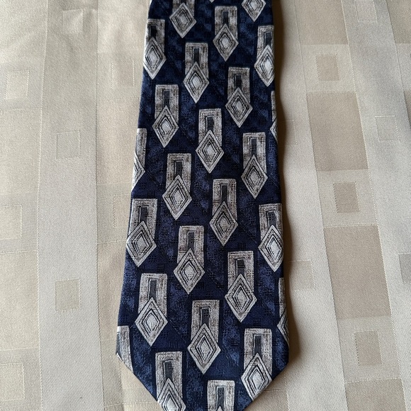 Geometric Patterned Tie in Black and Tan Made in USA All Silk 60” Long - Picture 6 of 6